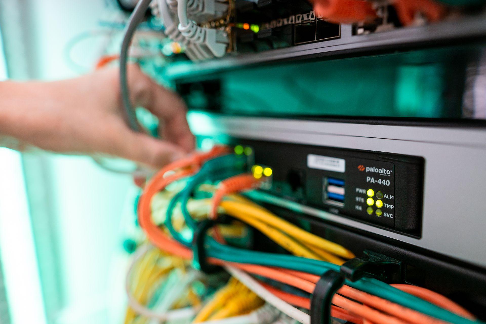 Technik ALTEPRO při práci na síťové infrastruktuře