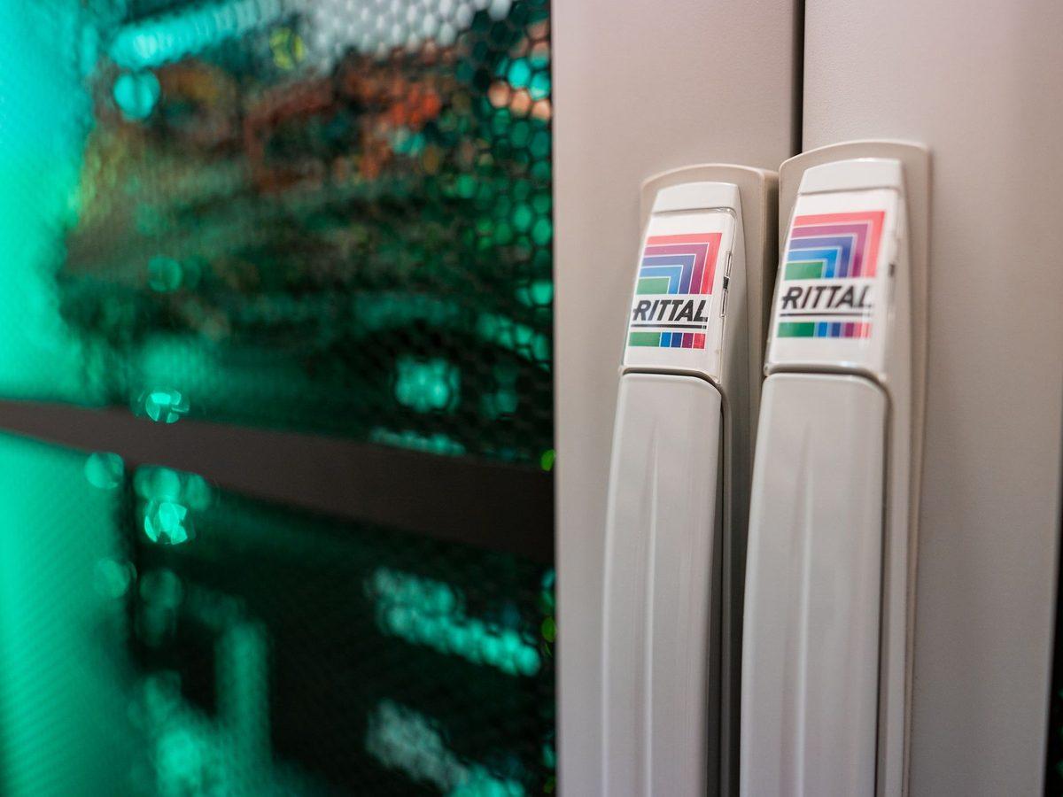 Datové rozvaděče v zeleném nasvícení – serverovna ALTEPRO